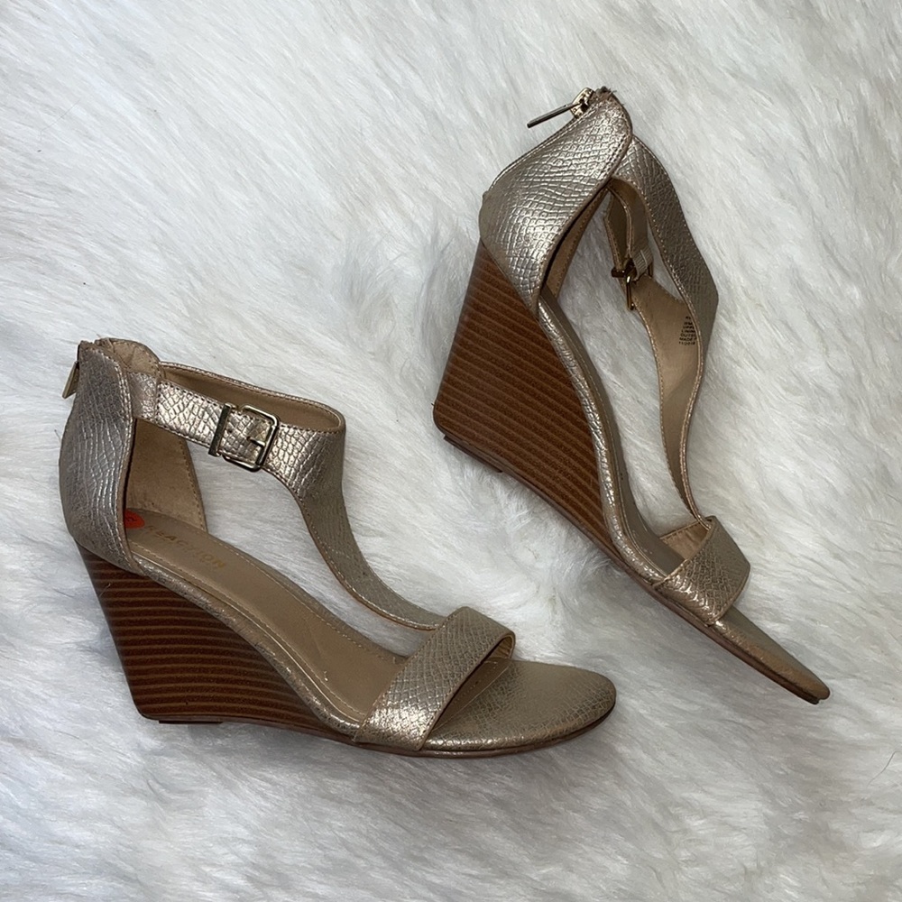 NWOT - Kenneth Cole REACTION: T-Strap Wedge Sandal